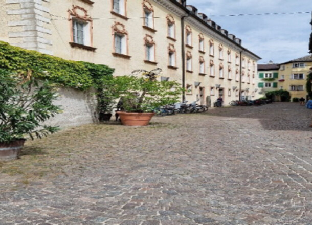 Bessere Beleuchtung und schnelleres Internet – öffentliche Arbeiten in der Elvaser Straße und in der Hofgasse