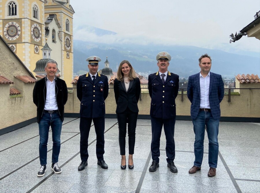 Gernot Wieland saluta la polizia locale di Bressanone