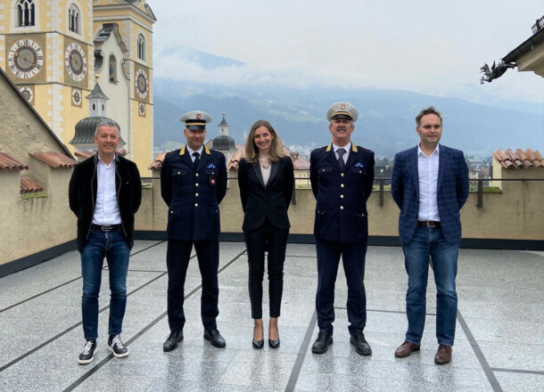 Gernot Wieland saluta la polizia locale di Bressanone