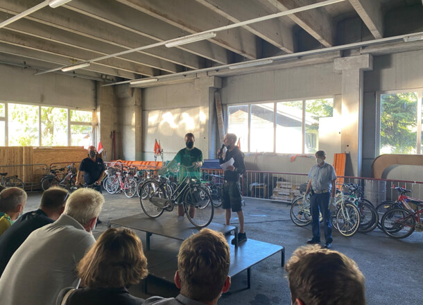 Asta delle biciclette e alienazione del vecchio mobilio della sala del Consiglio