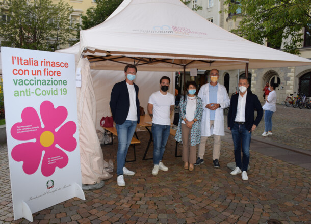 Imponente affluenza alla vaccinazione in piazza Duomo a Bressanone