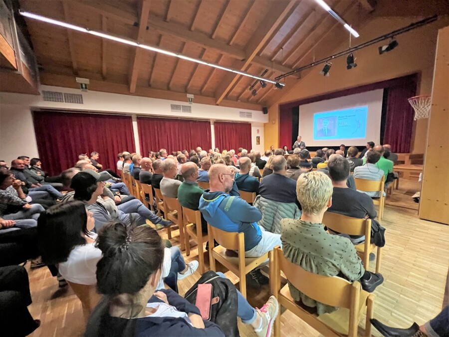 I rappresentanti del comune informano all'assemblea civica a Tiles