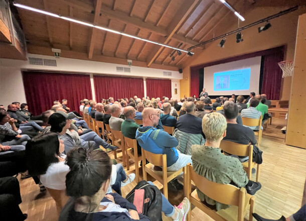 I rappresentanti del comune informano all'assemblea civica a Tiles