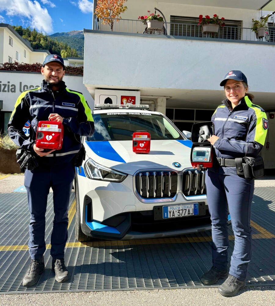 Polizia Locale di Bressanone pronta per le emergenze: installati tre defibrillatori nei veicoli di servizio